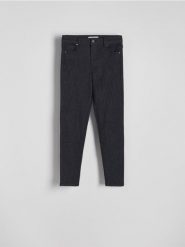 Jeansy slim fit z błyszczącymi drobinkami - czarny. Czarne jeansy damskie Reserved, bez wzorów, z bawełny. W wyprzedaży za 79.99 zł.