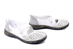 RIEKER 46352-80 white, półbuty letnie damskie. Białe półbuty damskie Rieker, na lato, w ażurowe wzory, bez obcasa, bez zapięcia. Za 359.90 zł.