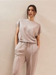 Bluza bez rękawów soft touch z dodatkiem wiskozy - kremowy. Białe bluzy damskie Sinsay, l, bez wzorów, z dzianiny, sportowe, bez ramiączek, bez kaptura. Za 39.99 zł.