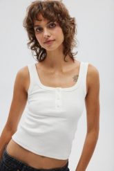 Top na ramiączkach z guzikami w kolorze CREAM - GLOWIN-XS. Białe topy damskie Marsala, xs, bez wzorów, z bawełny, eleganckie, bez kołnierzyka, bez ramiączek. Za 119.90 zł.