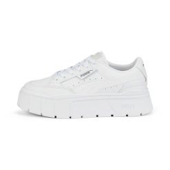 Buty do chodzenia damskie Puma MAYZE STACK LTHR. Białe obuwie sportowe damskie Puma, bez wzorów, bez zapięcia, trekkingowe. W wyprzedaży za 259.00 zł.