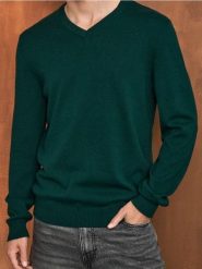 Sweter z dekoltem w serek - zielony. Zielone swetry męskie Sinsay, l, bez wzorów, bez kołnierzyka, bez ramiączek. Za 39.99 zł.