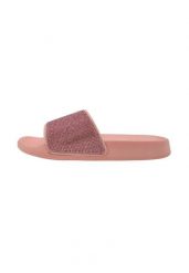 Klapki damskie Beco | Koral. Czerwone klapki damskie Beco, bez wzorów, bez obcasa, bez zapięcia. Za 222.99 zł.