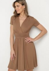 Brązowa Rozkloszowana Sukienka z Wiskozą o Kopertowym Kroju z Marszczeniem Adivas. Brązowe sukienki damskie Born2be, na co dzień, l, bez wzorów, z wiskozy, eleganckie, bez kołnierzyka, bez ramiączek, mini, kopertowe. Za 129.99 zł.