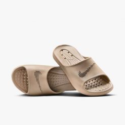 Sandały Mężczyzna Nike Victori One Shower Slide khaki. Brązowe sandały męskie Nike, bez wzorów, z gumy, sportowe, bez zapięcia. Za 201.10 zł.