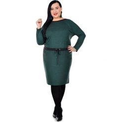 Zielona, ołówkowa sukienka Helen duże rozmiary MODA XXL. Zielone sukienki damskie Moda Size Plus Iwanek, do pracy, na jesień, s, bez wzorów, z dzianiny, biznesowe, bez kołnierzyka, bez ramiączek, maxi, dopasowane. Za 139.00 zł.
