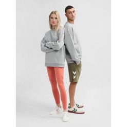 Luźna bluza z okrągłym dekoltem Hummel Bee. Szare bluzy męskie Hummel, bez wzorów, sportowe, bez ramiączek, bez kaptura. W wyprzedaży za 132.00 zł.