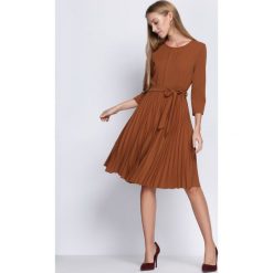 Brązowa Sukienka Pleated Belted. Brązowe sukienki damskie Born2be, s, bez wzorów, bez kołnierzyka, bez ramiączek, midi, plisowane. Za 89.99 zł.