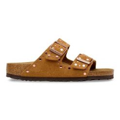 BIRKENSTOCK Arizona Rivet LEVE Mink Klapki damskie. Brązowe klapki damskie Birkenstock, na lato, z aplikacjami, z zamszu, eleganckie, bez obcasa, bez zapięcia. Za 599.99 zł.