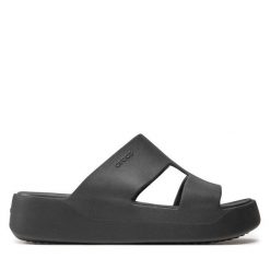 Klapki Crocs. Czarne klapki damskie Crocs, bez wzorów, bez obcasa, bez zapięcia. Za 199.99 zł.