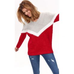 SWETER Z DEKOLTEM W SEREK. Czerwone swetry nierozpinane damskie TOP SECRET, na lato, bez wzorów, bez kołnierzyka, bez ramiączek. Za 119.99 zł.