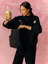 4F Bluza dresowa oversize z kapturem damska - czarna M. Czarne bluzy damskie 4F, m, bez wzorów, z dresówki, sportowe, bez ramiączek, z kapturem. Za 179.99 zł.