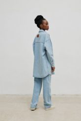 Koszula MIDI o kroju oversize w kolorze CLASSIC BLUE JEANS - MINDY. Niebieskie koszule damskie Marsala, m, bez wzorów, z denimu, biznesowe, bez kołnierzyka, bez ramiączek. Za 499.90 zł.