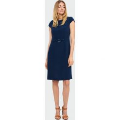 Elegancka sukienka z klamrą. Sukienki damskie Greenpoint, bez wzorów, z poliamidu, eleganckie, bez kołnierzyka, bez ramiączek. Za 79.99 zł.