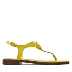Sandały Guess. Żółte sandały damskie Guess, z aplikacjami, bez obcasa, na płaskiej podeszwie, bez zapięcia. Za 379.99 zł.