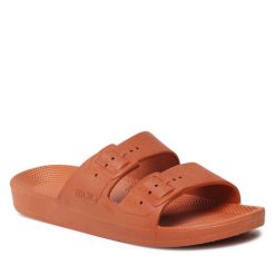 Klapki Freedom Moses. Brązowe klapki damskie Freedom moses, bez wzorów, bez obcasa, bez zapięcia. Za 169.99 zł.