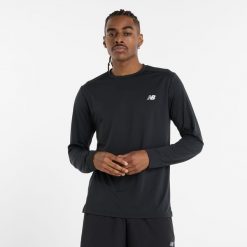 Koszulka męska New Balance MT51802BK – czarna. Czarne koszulki sportowe męskie New Balance, l, bez wzorów, z materiału, bez ramiączek, do biegania. Za 129.99 zł.