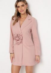 Różowa Marynarka Sukienka Zapinana na Guziki z Kieszeniami i Aplikacją 3D Różyczek Velira. Czerwone marynarki i żakiety damskie Born2be, z aplikacjami, eleganckie, bez kołnierzyka, bez ramiączek. Za 169.99 zł.