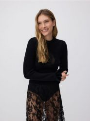 Sweter w prążek z haftem - czarny. Czarne swetry nierozpinane damskie Reserved, l, bez wzorów, z dzianiny, bez kołnierzyka, bez ramiączek. W wyprzedaży za 99.99 zł.