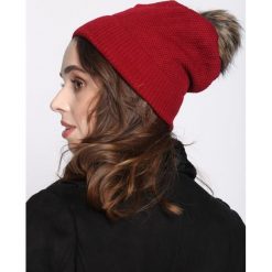 Czerwona Czapka Windy Time. Czerwone czapki damskie Born2be, bez wzorów, ze splotem. Za 59.99 zł.