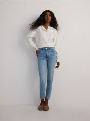 Jeansy slim fit mid rise - niebieski. Niebieskie jeansy damskie Reserved, bez wzorów, z bawełny. W wyprzedaży za 79.99 zł.