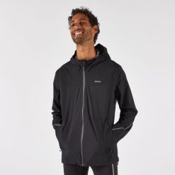 Kurtka do biegania w terenie przeciwdeszczowa męska Kiprun Run 500. Czarne kurtki męskie KIPRUN, m, bez wzorów, z materiału, sportowe, bez kaptura. Za 299.99 zł.