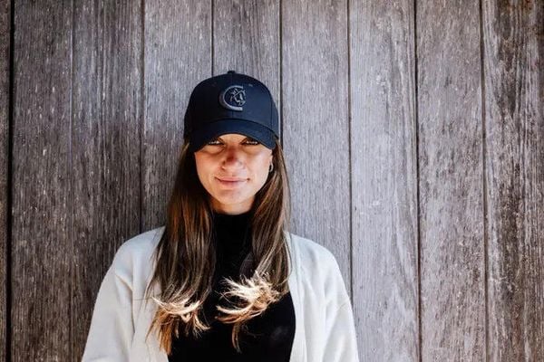 Czapka z daszkiem Kentucky. Niebieskie czapki damskie KENTUCKY HORSEWEAR, bez wzorów, z bawełny. Za 179.00 zł.