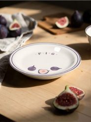 Talerz ceramiczny z nadrukiem figi - fioletowy. Fioletowe slipki męskie Sinsay, bez wzorów. Za 19.99 zł.