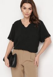 Czarna Bluzka z Trójkątnym Dekoltem i Koronką Mallea. Czarne bluzki damskie Born2be, xl, bez wzorów, z koronki, bez kołnierzyka, bez ramiączek. Za 49.99 zł.