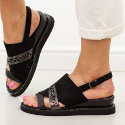 Czarne zamszowe sandały damskie na koturnie Jezzi 2267-13. Czarne sandały damskie Jezzi, bez wzorów, z zamszu, bez obcasa, na koturnie, bez zapięcia. W wyprzedaży za 166.32 zł.