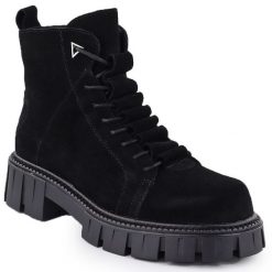 Skórzane botki damskie zamszowe czarne D&A S.Barski Premium Collection JC52-884. Czarne botki damskie S.BARSKI, bez wzorów, ze skóry, eleganckie, bez obcasa, bez zapięcia. Za 151.99 zł.