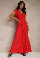 Czerwony Kopertowy Kombinezon Wide Leg Zdobiony Plisami i Paskiem z Klamrą Salirella. Czerwone sukienki damskie Renee, na co dzień, l, z aplikacjami, eleganckie, bez kołnierzyka, bez ramiączek, kopertowe. Za 74.99 zł.