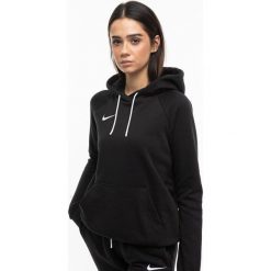 Bluza dresowa damska Nike Park 20 Hoodie. Czarne bluzy damskie Nike, bez wzorów, z dresówki, sportowe, bez ramiączek, bez kaptura. Za 202.00 zł.