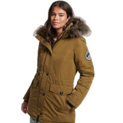 Parka damska Superdry Ashley Everest. Zielone parki damskie Superdry, na zimę, bez wzorów, bez kaptura. W wyprzedaży za 522.50 zł.