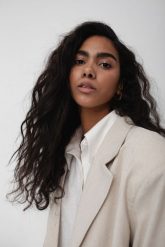 Marynarka z lnem oversize w kolorze LIGHT BEIGE - HARLEY-S/M. Brązowe marynarki i żakiety damskie Marsala, bez wzorów, z bawełny, eleganckie, bez kołnierzyka, bez ramiączek. Za 419.90 zł.