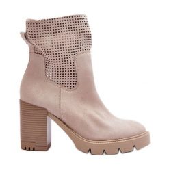 Lewski Shoes Zamszowe Ażurowe Botki Damskie Na Słupku Jasnobeżowe Lewski 3386 beżowy. Brązowe botki damskie w ażurowe wzory, ze skóry, bez obcasa, na obcasie, bez zapięcia. Za 508.41 zł.