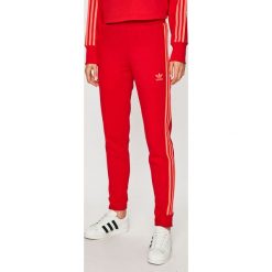 Adidas Originals - Spodnie. Czerwone spodnie materiałowe damskie adidas Originals, bez wzorów, z bawełny, casualowe. Za 249.90 zł.