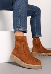 Brązowe Ekozamszowe Botki z Prążkowaną Dopasowaną Cholewką na Niskim Koturnie Manzina. Brązowe botki damskie Renee, bez wzorów, z jeansu, eleganckie, bez obcasa, na koturnie, bez zapięcia. Za 159.99 zł.