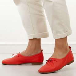 Pomarańczowe skórzane półbuty damskie T.Sokolski w26-236. Brązowe półbuty damskie Sokolski, na jesień, bez wzorów, z jeansu, casualowe, bez obcasa, bez zapięcia. W wyprzedaży za 251.10 zł.