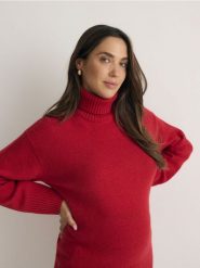 Sweter z wełną - czerwony. Czerwone swetry nierozpinane damskie Reserved, l, bez wzorów, z dzianiny, bez kołnierzyka, bez ramiączek. W wyprzedaży za 199.99 zł.