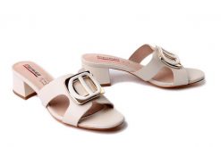 Artiker Relaks 58C1246 ecru, klapki damskie. Brązowe klapki damskie Artiker Relaks, na lato, bez wzorów, ze skóry, bez obcasa, bez zapięcia. Za 149.90 zł.
