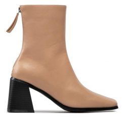 Botki DeeZee. Brązowe botki damskie DeeZee, bez wzorów, bez obcasa, na słupku, bez zapięcia. Za 229.99 zł.