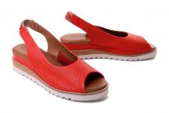 ARTIKER RELAKS 52C0825 czerwony, sandały damskie. Czerwone sandały damskie Artiker Relaks, bez wzorów, ze skóry, bez obcasa, na koturnie, bez zapięcia. Za 167.94 zł.