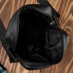 Abruzzo Saszetka męska skórzana torba męska na ramię czarna ABR-05. Czarne saszetki i nerki męskie Abruzzo, bez wzorów. Za 200.06 zł.