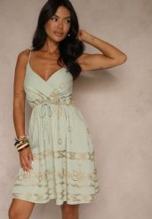 Jasnozielona Wiskozowa Sukienka w Stylu Boho o Kopertowym Kroju z Metalicznym Haftem Saloriela. Zielone sukienki damskie Renee, na lato, m, bez wzorów, z materiału, boho, bez kołnierzyka, bez ramiączek, mini, kopertowe. Za 99.99 zł.