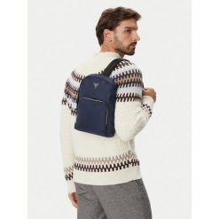 Plecak Guess. Niebieskie plecaki męskie Guess, z aplikacjami, młodzieżowe. Za 364.99 zł.