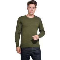 William de Faye sweter męski M zielony. Zielone swetry męskie William de Faye, m, bez wzorów, eleganckie, bez kołnierzyka, bez ramiączek. W wyprzedaży za 241.00 zł.