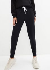 Lekkie spodnie sportowe z wiskozy. Czarne spodnie dresowe damskie bonprix, bez wzorów, z wiskozy, sportowe, na fitness i siłownię. Za 82.99 zł.