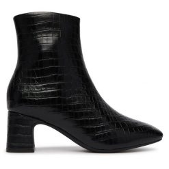 Botki Clarks. Czarne botki damskie Clarks, bez wzorów, bez obcasa, na słupku, bez zapięcia. Za 519.99 zł.