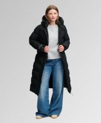 Superdry Płaszcz City Chevron Padded Longline – Czarny. Czarne płaszcze damskie Superdry, bez wzorów, bez kołnierzyka, z kapturem. Za 817.50 zł.
